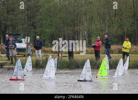 Eastleigh, Hampshire. April 2021. Wetter in Großbritannien. Modelljacht-Rennen an einem grauen Nieseltag im Lakeside Country Park in Eastleigh in der Nähe von Southampton, Hampshire. Credit Stuart Martin/Alamy Live News Stockfoto
