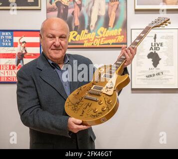 Bonhams, New Bond Street, London, Großbritannien. 28. April 2021. Eine Sammlung von Gitarren, signierten Plakaten und Musik-Welt-Erinnerungsstücken des weltbekannten Musikpromoters und Produzenten Harvey Goldsmith CBE (im Bild) wird am 5. Mai im Bonhams' Entertainment Memorabilia Sale im Knightsbridge Saleroom angeboten. Bild: Das Hauptstück des Verkaufs ist eine mehrsignierte Les Paul Gold Top Guitar, die beim 30. Jubiläumskonzert von Bob Dylan unterzeichnet wurde. Schätzen Sie £10,000-15,000. Quelle: Malcolm Park/Alamy Live News. Stockfoto