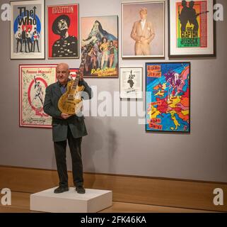 Bonhams, New Bond Street, London, Großbritannien. 28. April 2021. Eine Sammlung von Gitarren, signierten Plakaten und Musik-Welt-Erinnerungsstücken des weltbekannten Musikpromoters und Produzenten Harvey Goldsmith CBE (im Bild) wird am 5. Mai im Bonhams' Entertainment Memorabilia Sale im Knightsbridge Saleroom angeboten. Bild: Das Hauptstück des Verkaufs ist eine mehrsignierte Les Paul Gold Top Guitar, die beim 30. Jubiläumskonzert von Bob Dylan unterzeichnet wurde. Schätzen Sie £10,000-15,000. Quelle: Malcolm Park/Alamy Live News. Stockfoto