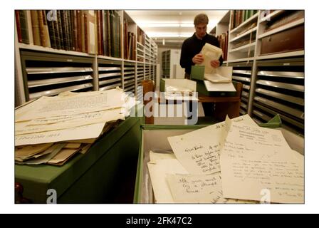 Fotografiert in der British Library Christopher Fletcher mit der Sammlung von Meary James Tambimuttu.Pic DAVID SANDISON. 24/2/2005 Stockfoto