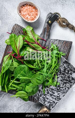 Frisches gemischtes Gemüse, Spinat, mangold und Rucola. Weißer Hintergrund. Draufsicht Stockfoto