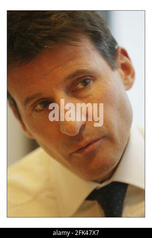 Sir Sebastian Coe führte die Kampagne für die Olympischen Spiele nach London in 2012, in seinem Büro in Canary Warfpic David Sandison 10/2/2004 Stockfoto