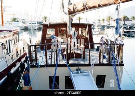 Rückansicht der Kapitänsbrücke auf einem weißen Segelschiff yacht dockte neben anderen Booten an Stockfoto