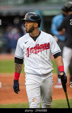 Cleveland Indians Linksfeldspieler Eddie Rosario schlägt während eines MLB regulären Saison Spiel gegen die Minnesota Twins, Montag, 26. April 2021, in C Stockfoto