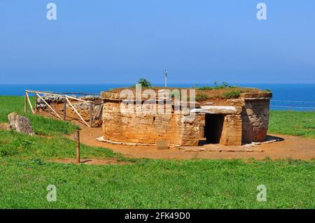 Populonia, Toskana, Italien, 03/31/2017, etruskische Nekropole von Baratti, Grabstätte des Tumulus Stockfoto