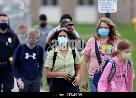 Plymouth, USA. April 2021. Studenten der Plymouth Middle School werden zum nahegelegenen Parkplatz der Armstrong High School begleitet, um dort mit Familienmitgliedern wiedervereint zu werden, nachdem ein Student am Morgen in der Plymouth Middle School am Montag, den 26. April 2021 in Plymouth, Minnesota, Schüsse abgefeuert hatte. Es wurden keine Verletzungen gemeldet. (Foto von David Joles/Minneapolis Star Tribune/TNS/Sipa USA) Quelle: SIPA USA/Alamy Live News Stockfoto