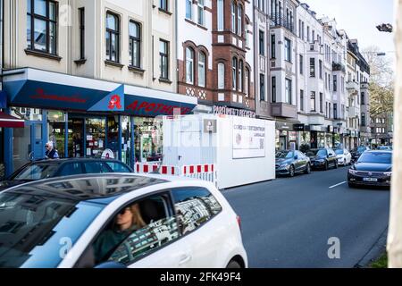 Container für Covid19-Schnelltest an der Luegallee in Düsseldorf vor einer Apotheke. Stockfoto