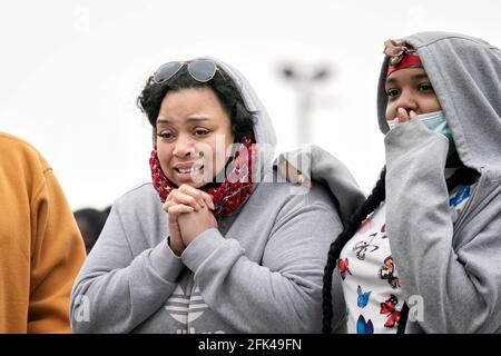 Plymouth, Usa. April 2021. Traci Mahoney ist erleichtert, ihre Tochter, die Achtklässler Katoria Turner, am Montag, den 26. April 2021, von der Plymouth Middle School in Plymouth, Minnesota, auf sie zuzugehen. Rechts ist Brailyn Bilups, Mitstreiter der achten Klasse. (Foto: Glen Stubbe/Minneapolis Star Tribune/TNS/Sipa USA) Quelle: SIPA USA/Alamy Live News Stockfoto