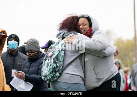 Plymouth, Usa. April 2021. Traci Mahoney umarmt ihre Tochter, die Achtklässler Katoria Turner, die am Montag, den 26. April 2021 in Plymouth, Minnesota, in einer kleinen Gruppe von eskortierten Studenten der Plymouth Middle School spazierte. (Foto: Glen Stubbe/Minneapolis Star Tribune/TNS/Sipa USA) Quelle: SIPA USA/Alamy Live News Stockfoto