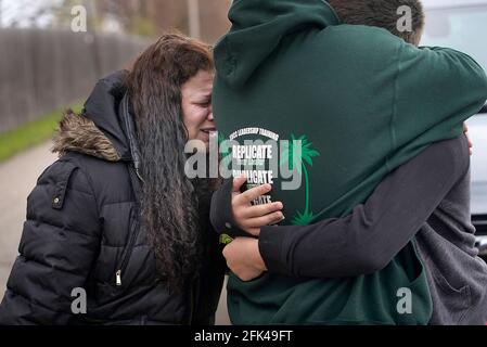 Plymouth, USA. April 2021. Damen Adams Jr., 13, rechts, wird mit seinen Eltern Damen Sr. Und Mutter Joanne wiedervereint, die am Montag, den 26. April 2021, als ein Student am Morgen Schüsse in der Plymouth Middle School in Plymouth, Minnesota, abfeuerte. Es wurden keine Verletzungen gemeldet, teilte die Polizei mit. (Foto von David Joles/Minneapolis Star Tribune/TNS/Sipa USA) Quelle: SIPA USA/Alamy Live News Stockfoto