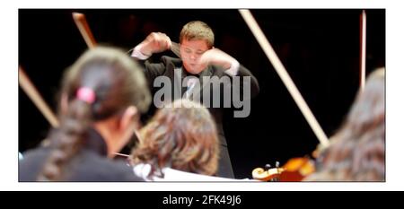 30. Jahrestag Schulen Prom 2004.... Mathew Ryan mit 14 Jahren aus Bolton nimmt seinen Baton als jüngsten Dirigenten von Land of Hope and Glory auf.pic David Sandison 8/11/2004 Stockfoto