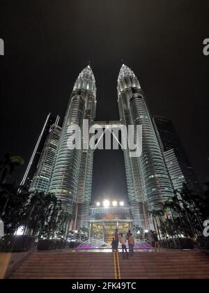 KUALA LUMPUR, MALAYSIA - 21. Apr 2021: Petronas Twin Tower Kuala Lumpur Wahrzeichen von Malaysia Stockfoto