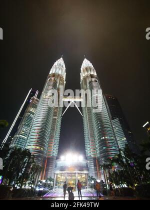 KUALA LUMPUR, MALAYSIA - 21. Apr 2021: Petronas Twin Tower Kuala Lumpur Wahrzeichen von Malaysia Stockfoto