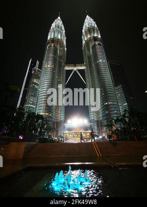 KUALA LUMPUR, MALAYSIA - 21. Apr 2021: Petronas Twin Tower Wahrzeichen der Stadt Kuala Lumpur Stockfoto