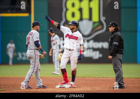 Der linke Feldspieler Eddie Rosario der Cleveland Indians feiert am Montag, den 26. April 2021, während eines Spiels der MLB-regulären Saison gegen die Minnesota Twins in CL Stockfoto