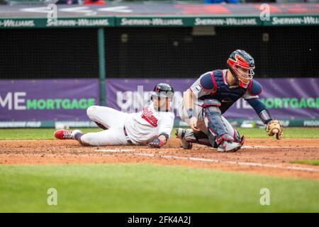 Cleveland Indians Left Fielder Eddie Rosario rutscht in homeplate während eines MLB-Spiels in der regulären Saison gegen die Minnesota Twins, Montag, 26. April, Stockfoto