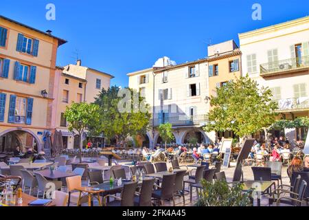 Valbonne, Frankreich. November 2019. Place des Arcades Stadtplatz im Dorf Valbonne, Blick bei Tag. Quelle: Vuk Valcic/Alamy Stockfoto
