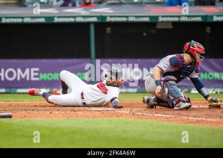 Cleveland Indians Left Fielder Eddie Rosario rutscht in homeplate während eines MLB-Spiels in der regulären Saison gegen die Minnesota Twins, Montag, 26. April, Stockfoto