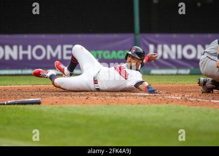 Cleveland Indians Left Fielder Eddie Rosario rutscht in homeplate während eines MLB-Spiels in der regulären Saison gegen die Minnesota Twins, Montag, 26. April, Stockfoto