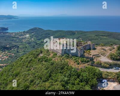 Luftpanorama des berühmten Ali Pascha Castle. Erbaut auf einem hohen Hügel über Anthousa über der gesamten Bucht von Parga, die Ruinen von Ali Pasha Stockfoto