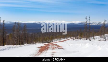 Frühlingslandschaft in Südyakutien, Russland, mit Blick auf den Stanovoy Ridge, bei klarem Wetter Stockfoto