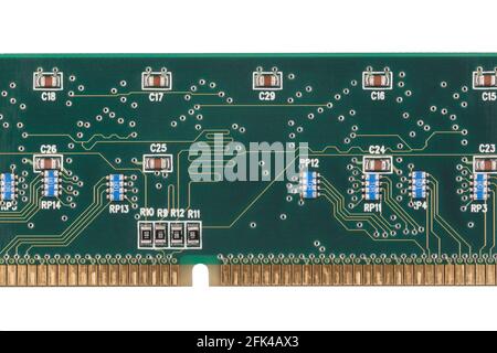Die Rückseite des Speichermoduls mit verschiedenen Elementen. Nahaufnahme. Makrofotografie. Stockfoto