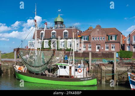 Krabbenschneider im Fischereihafen, Neuharlingersiel, Niedersachsen, Deutschland, Europa Stockfoto