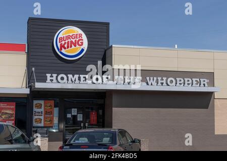 Wabash - ca. April 2021: Burger King Fast Food Restaurant. Burger King ist eine Tochtergesellschaft von Restaurant Brands International. Stockfoto