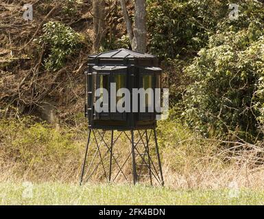 Ein vorgefertigter Jagdstand am Waldrand Stockfoto