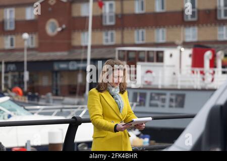 Hartlepool, Großbritannien. April 2021. BBC-Moderatorin Victoria Derbyshire im Yachthafen Hartlepool hat heute vor den örtlichen Zweiwahlen in der nächsten Woche Meinungen eingehört. David Dixon/Alamy Stockfoto