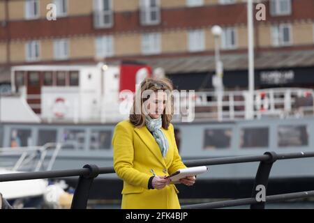 Hartlepool, Großbritannien. April 2021. BBC-Moderatorin Victoria Derbyshire im Yachthafen Hartlepool hat heute vor den örtlichen Zweiwahlen in der nächsten Woche Meinungen eingehört. David Dixon/Alamy Stockfoto