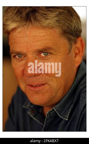 Mike Stock einmal von Stock, Aitken und Waterman zu Hause.pic David Sandison 9/9/2004 Stockfoto