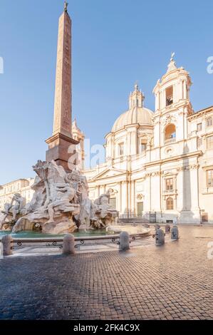 Morgenansicht der Fontana del Quattro Flumi Brunnen der Vier Flüsse und Kirche von Sant Agnese in Agone in Die Piazza Navona Stockfoto