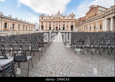 Leere Plätze auf einem verlassenen Petersplatz im Vatikan, Rom, Italien Stockfoto