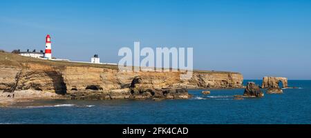 Panorama des Strandes & der Höhle in den Klippen am Byer's Hole / The Wherry mit Souter Leuchtturm. Zwischen dem Marshden & Whitburn South Tyneside Coast Tyne und Wear Stockfoto