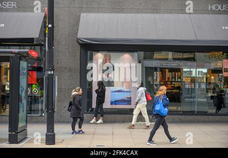 Oxford Street, London, Großbritannien. 28. April 2021. An einem langweiligen Tag kehren die Londoner in die Einkaufsstraßen des West End zurück, während sich die Covid-Sperre entspannt. Quelle: Malcolm Park/Alamy Live News. Stockfoto