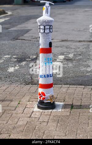 Ein Poller an der Strandpromenade in Hartlepool Headland, England, UK mit einem Farbenfroher Strickbezug Stockfoto