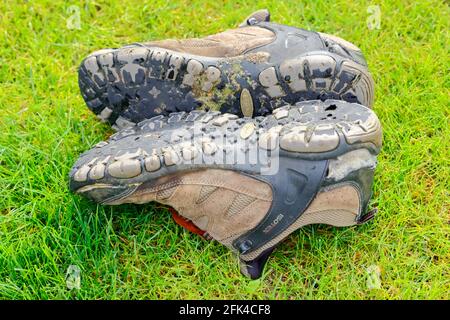 Ein paar gut benutzte Wanderschuhe, die das fehlende Profil auf den Sohlen zeigen. Stockfoto