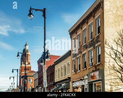 Syracuse, New York, USA. 17. April 2021. Blick auf Straßenlampen und ältere Gebäude entlang der North Salina Street außerhalb der Innenstadt von Syrakus in der Little IT Stockfoto