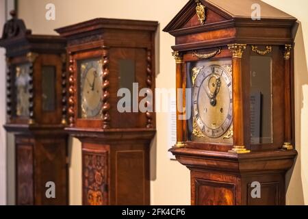 Englische Longcase-Uhren, auch bekannt als Standuhr, im Science Museum in London ausgestellt Stockfoto