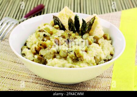Risotto mit Spargel und Käse Stockfoto
