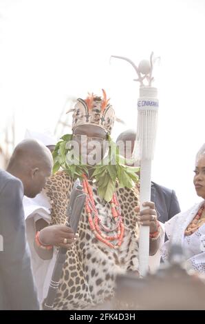 Sind Ona Kankanfo, Otunba Gani Adams empfangen die Mitarbeiter von Sango (Ose Sango) während seiner Installation, Oyo Staat, Nigeria. Stockfoto