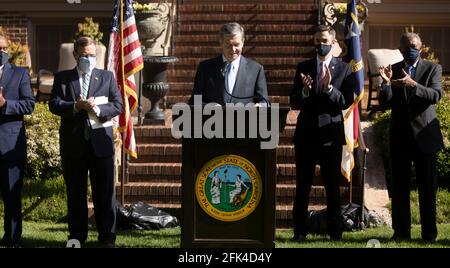 Gov. Roy Cooper beginnt am Montag Morgen mit Applaus die Pressekonferenz am 26. April 2021, nachdem er den neuen Campus von Apples im Research Triangle Park angekündigt hatte. Gov. Cooper, Senatschef Phil Berger, Sprecher des Repräsentantenhauses Tim Moore und andere führende Politiker beider Parteien hielten die seltene gemeinsame Pressekonferenz im Executive Mansion in Raleigh ab, um die Ankündigung zu feiern. (Foto von Juli Leonard/News & Observer/TNS/Sipa USA) Quelle: SIPA USA/Alamy Live News Stockfoto