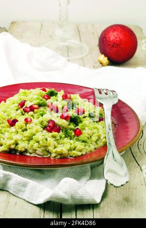 Risotto mit Brokkoli und Granatapfelkernen Stockfoto
