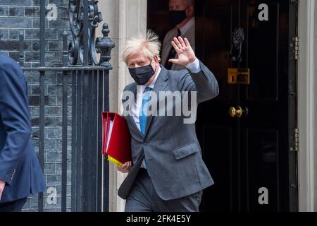 London, Großbritannien. April 2021. Der britische Premierminister Boris Johnson verlässt die Downing Street 10, um seinen wöchentlichen Auftritt bei den Fragen des Premierministers (PMQs) im Unterhaus zu sehen. (Foto von Dave Rushen/ SOPA Images/Sipa USA) Quelle: SIPA USA/Alamy Live News Stockfoto