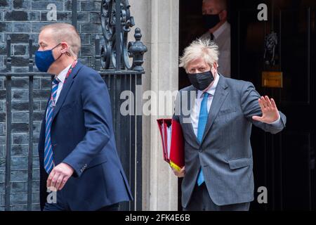 London, Großbritannien. April 2021. Der britische Premierminister Boris Johnson verlässt die Downing Street 10, um seinen wöchentlichen Auftritt bei den Fragen des Premierministers (PMQs) im Unterhaus zu sehen. (Foto von Dave Rushen/ SOPA Images/Sipa USA) Quelle: SIPA USA/Alamy Live News Stockfoto