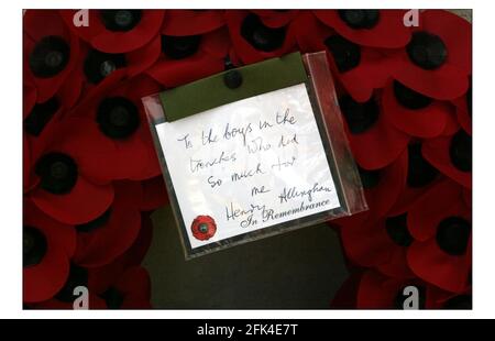 Ein Gedenkgottesdienst zum Gedenken an den Jahrestag des beginnenden Ersten Weltkriegs im Cenotaph in London. Kränze gelegt von den vier vetrans pic David Sandison 4/8/2004 Stockfoto