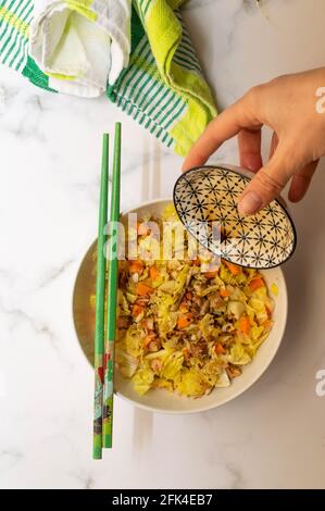 Chinesischer Kohlsalat mit Karotten und Thunfisch Stockfoto
