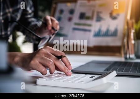 Projektmanagement Aktualisierung und Berechnung Finanzplan auf Papierkram. Arbeit von zu Hause Konzept. Stockfoto