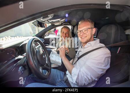 Schwabach, Deutschland. April 2021. Das zukünftige Ehepaar Laura und Philipp versuchen im Drive-in des Juweliers Zeller Eheringe. Beim Juwelier ist die Auswahl von Eheringen Corona-konform. Wer nach Vereinbarung auf den Parkplatz hinter dem Laden fährt, wird die Ringe durch das Autofenster sowie ein kleines Begrüßungsgeschenk übergeben. Quelle: Daniel Karmann/dpa/Alamy Live News Stockfoto